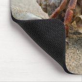 Crab Reading a Letter on a Beach マウスパッド (コーナー)