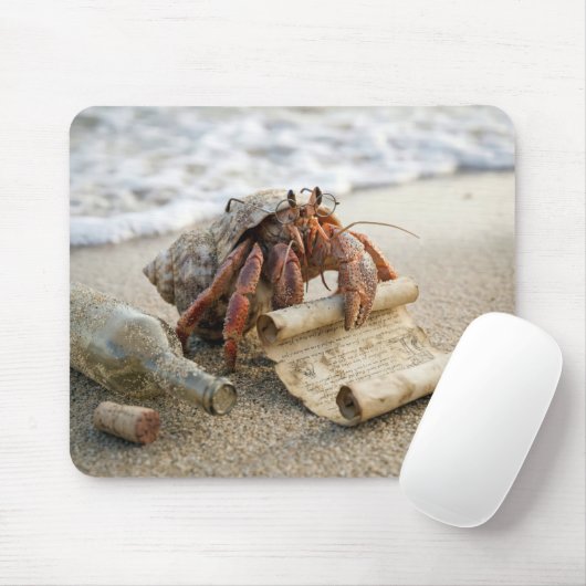 Crab Reading a Letter on a Beach マウスパッド (マウス)