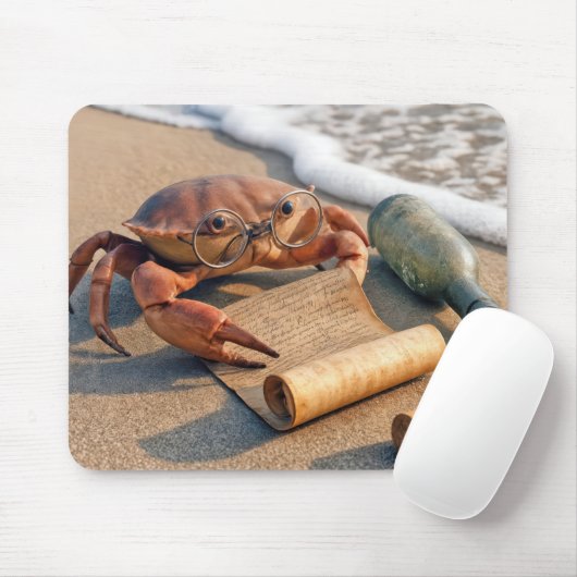 Crab Reading a Message on a Beach マウスパッド (マウス)