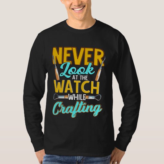 Crafter Never Look At Watch While Crafting  1 Tシャツ (正面)