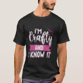 Crafters Quote I'M Crafty And I Know It Crafting Tシャツ (正面)