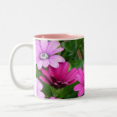 Cranesbillのゼラニウム(ピンクの花)のマグ ツートーンマグカップ (左)