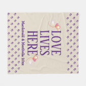 CREAM | 名入れ対応 | LOVE LIVES HERE 記念品 フリースブランケット (正面(横))