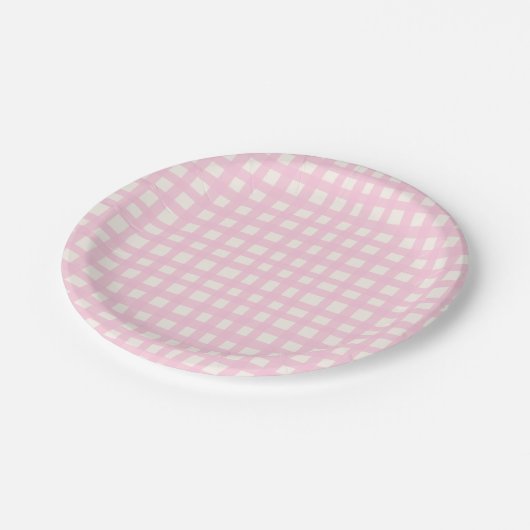 Cream and Pink Textured Imperfect Gingham Pattern ペーパープレート (アングル)