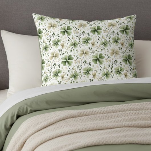 Creamy Beige Green Watercolor Shamrocks Pattern 枕カバー