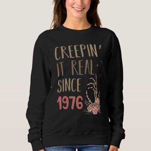 Creepin It Real Since 1976 Spooky Halloween Retro スウェットシャツ (正面)