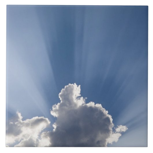 CrepuscularまたはGod's rays streak過去雲。 タイル (正面)