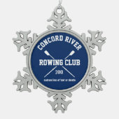 Crew パーソナライズされた Roing Logo Oars Team Name Year スノーフレークピューターオーナメント (正面)