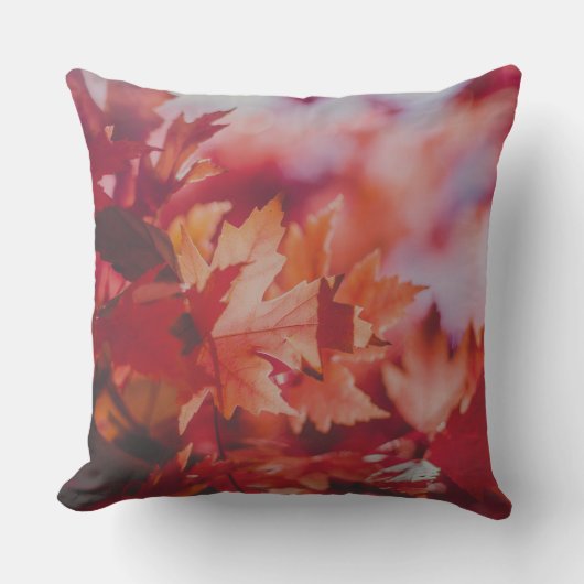 Crimson Maple Reverie Throw Pillow クッション (正面)