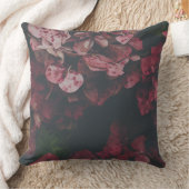 Crimson Petal Shadow Throw Pillow クッション (ブランケット)