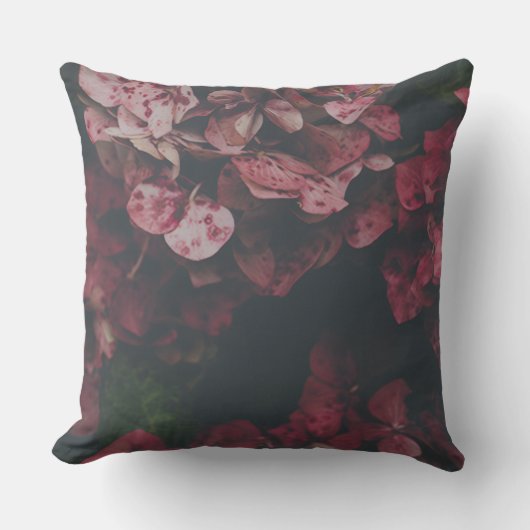 Crimson Petal Shadow Throw Pillow クッション (正面)