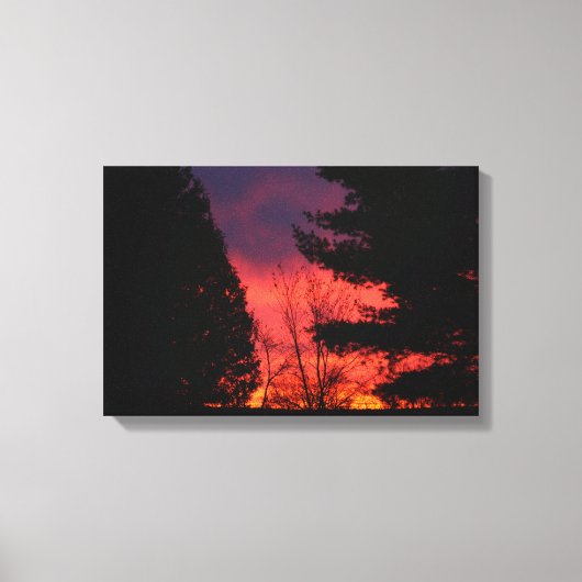 Crimson Sunrise Over Hubbell, Michigan キャンバスプリント (正面)