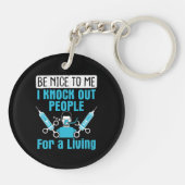 CRNAナース麻酔科医が人をノックアウト キーホルダー (裏面)