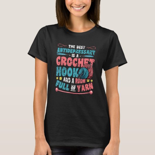 Crochet Hook And Room Full Of Yarn Crochet Tシャツ (正面)