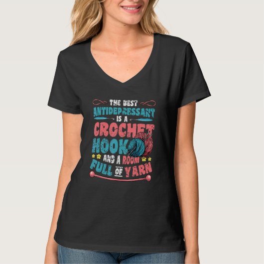 Crochet Hook And Room Full Of Yarn Crochet Tシャツ (正面)