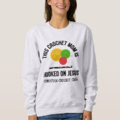 CROCHET MOM HOOKED ON JESUS かぎ針編みクルー スウェットシャツ (正面)