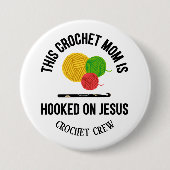 CROCHET MOM HOOKED ON JESUS かぎ針編みクルー 缶バッジ (正面)