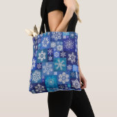 Crocheted Snowflakes Blue Digital Patchwork トートバッグ (クローズアップ)