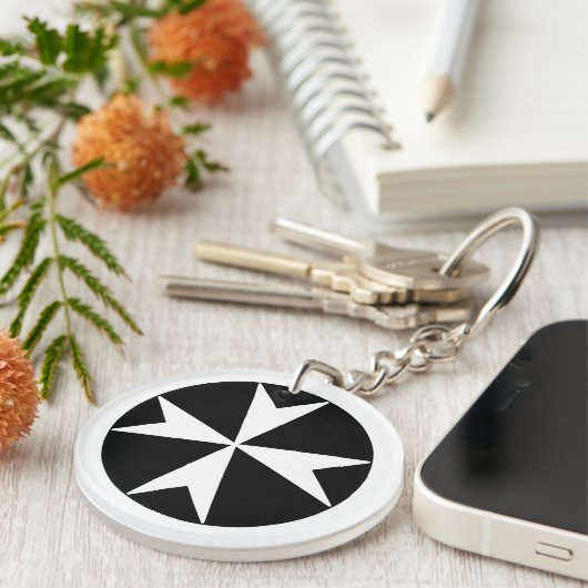 Cross Of Malta v2 （黒の上に白） キーホルダー (正面右)