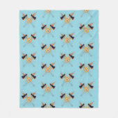 Crossed Fantasy Axes with Fiery Energy – Powerful  フリースブランケット (正面)