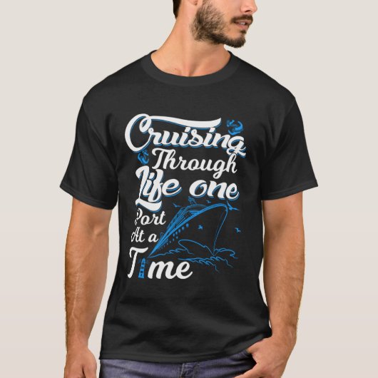 Crusing through life one port at a time Cruise Oce Tシャツ (正面)