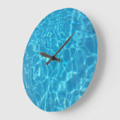 Crystal Clear Sky Blue Pool Water ラージ壁時計 (傾斜)