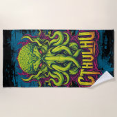 Cthulhu Neon Horror Art – Lovecraft Inspired  ビーチタオル (正面)