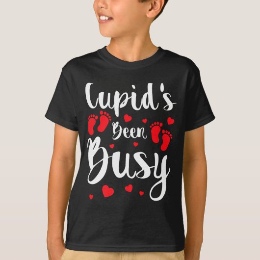 Cud's Been Busy Funny Baby Reveal 2025 Valentine N Tシャツ (正面)