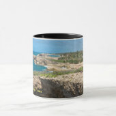 Cueva del Indioの沿岸の崖とビーチ マグカップ (中央)