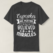 Cupcakes are muffins that believed in miracles bak tシャツ (デザイン正面)