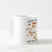 Cupid Goose On The Loose – Cute Valentine Goose コーヒーマグカップ (正面左)