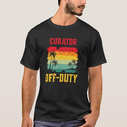 Curator On Holiday Off Duty  Summer Break Outfit Tシャツ (正面)