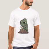 Curious Green Chameleon Reading Explorer's Journal Tシャツ (正面)