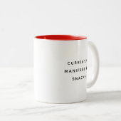 Currently Manifesting Snacks Happy Humorous Mug ツートーンマグカップ (正面右)