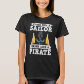 Curse Like A Sailors Drink Like A Pirate Beer Drin Tシャツ (正面)
