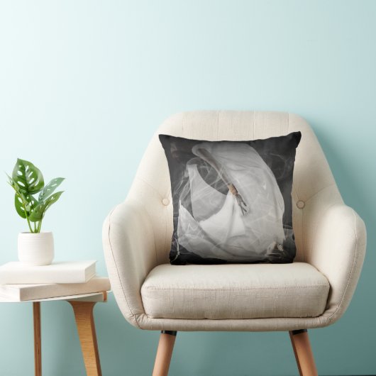 Cursed by Beauty Throw Pillow クッション (椅子)
