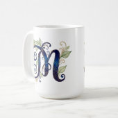 Cursive M – Elegant Blue & Gold Monogram コーヒーマグカップ (正面左)