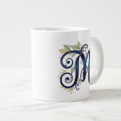 Cursive M – Elegant Blue & Gold Monogram ジャンボコーヒーマグカップ (正面右)
