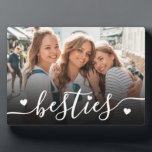 Custom Besties Best Friends Photo フォトプラーク<br><div class="desc">Create a custom keepsake with this personalized photo home decor display. The front features your favorite photo with the word "besties" written across the bottom in a flowing script font, accented by a few small heart details. A subtle black gradient sits behind the text to help it stand out without...</div>