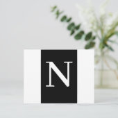 Custom Black Modern Minimalist Letter Design ポストカード (スタンド正面)