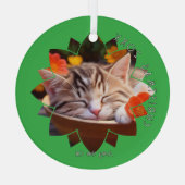 Custom Cat Photo Framed in Flower on Green  ガラスオーナメント (裏面)