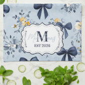 Custom Elegant Blue Bow Floral Monogram キッチンタオル (折り畳み)