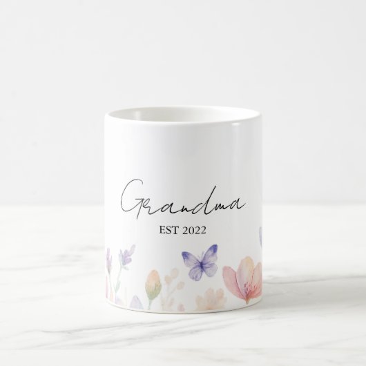 Custom Grandma Est. Year -  Flower and Butterfly  コーヒーマグカップ (中央)