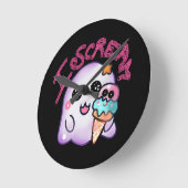 Custom "I Scream" Ghost with Ice Cream Cone Art ラウンド壁時計 (傾斜)