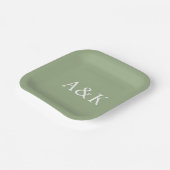 Custom Initials on Sage Green Wedding ペーパープレート (傾斜あり)