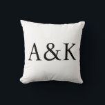 Custom Initials on White クッション<br><div class="desc">This custom throw pillow features a clean,  modern,  and elegant design. Sample monogram initials are printed in the center in a sophisticated black font. The background is a solid white. You can personalize the pillow to include your own custom initials or other text of your choice.</div>