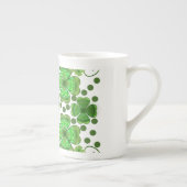 Custom Metallic Green Clover & Swirl Pattern  ボーンチャイナマグカップ (右)