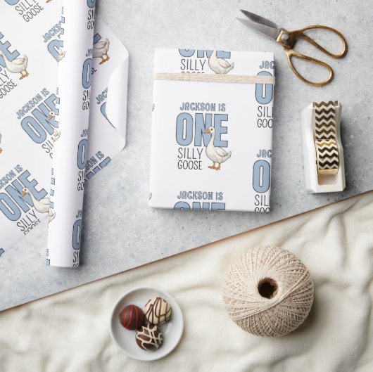Custom Modern Blue One Silly Goose First Birthday ラッピングペーパー (クラフト)