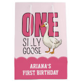 Custom Modern Pink One Silly Goose First Birthday ミディアムペーパーバッグ (裏面)