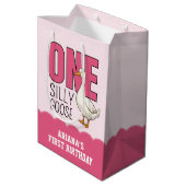 Custom Modern Pink One Silly Goose First Birthday ミディアムペーパーバッグ (裏面アングル)